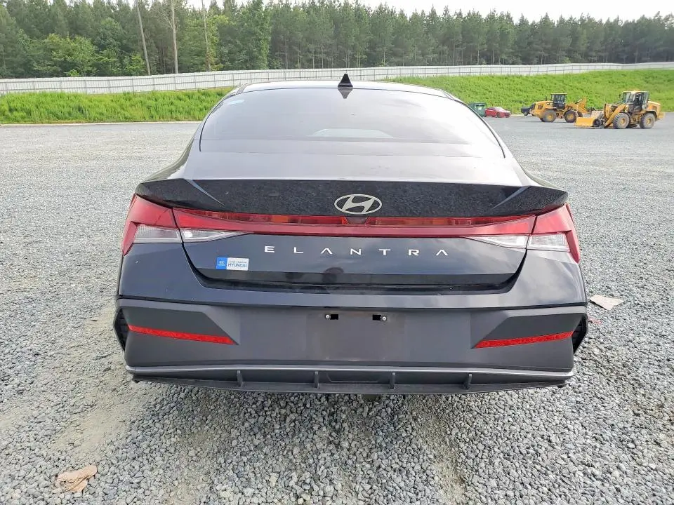 2024 HYUNDAI ELANTRA SE  