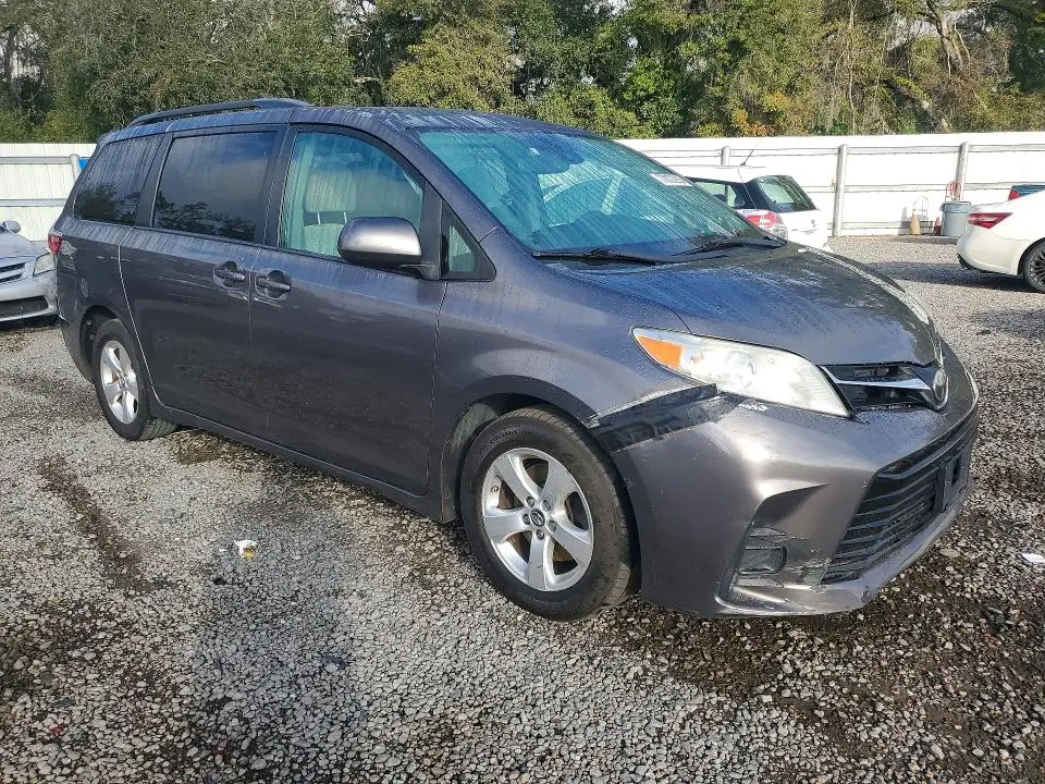 2018 TOYOTA SIENNA LE  
