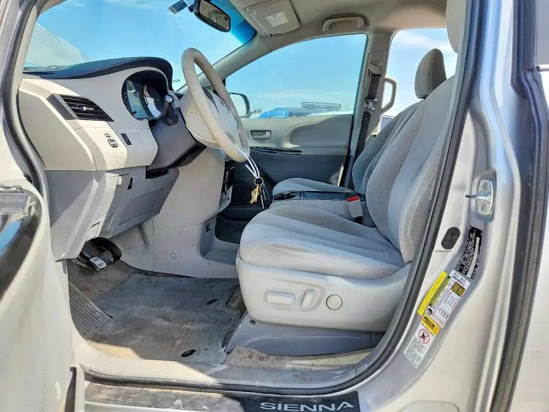 2013 TOYOTA SIENNA LE  