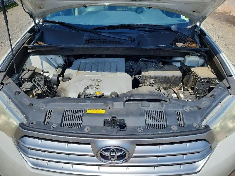 2011 TOYOTA HIGHLANDER SE  