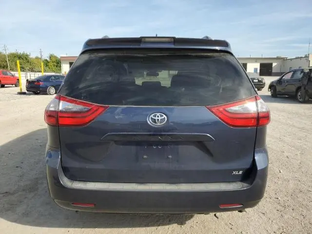 2020 TOYOTA SIENNA XLE  