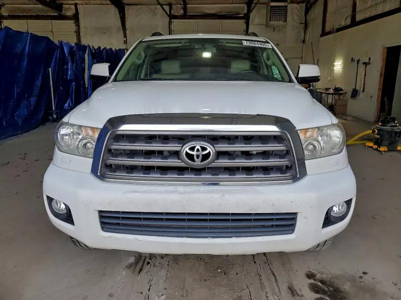 2016 TOYOTA SEQUOIA SR5  
