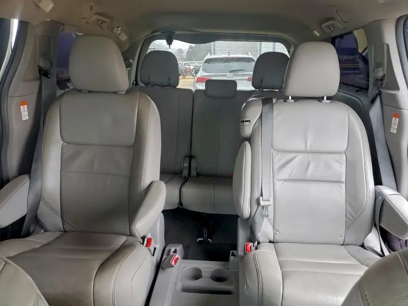2017 TOYOTA SIENNA XLE  