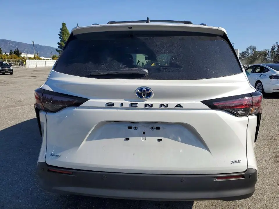 2025 TOYOTA SIENNA XLE  