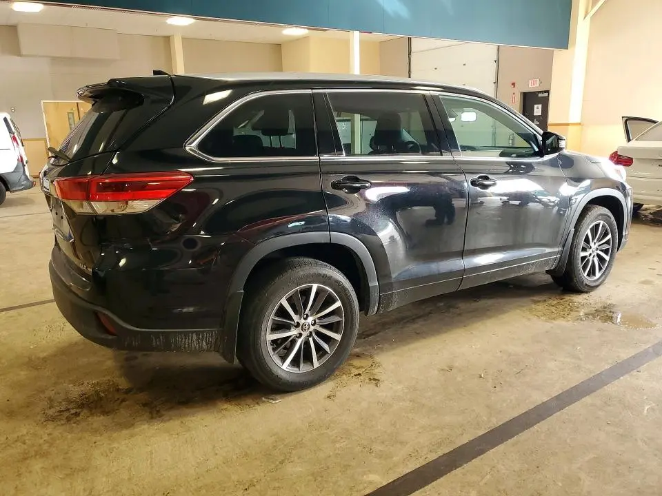 2017 TOYOTA HIGHLANDER SE  