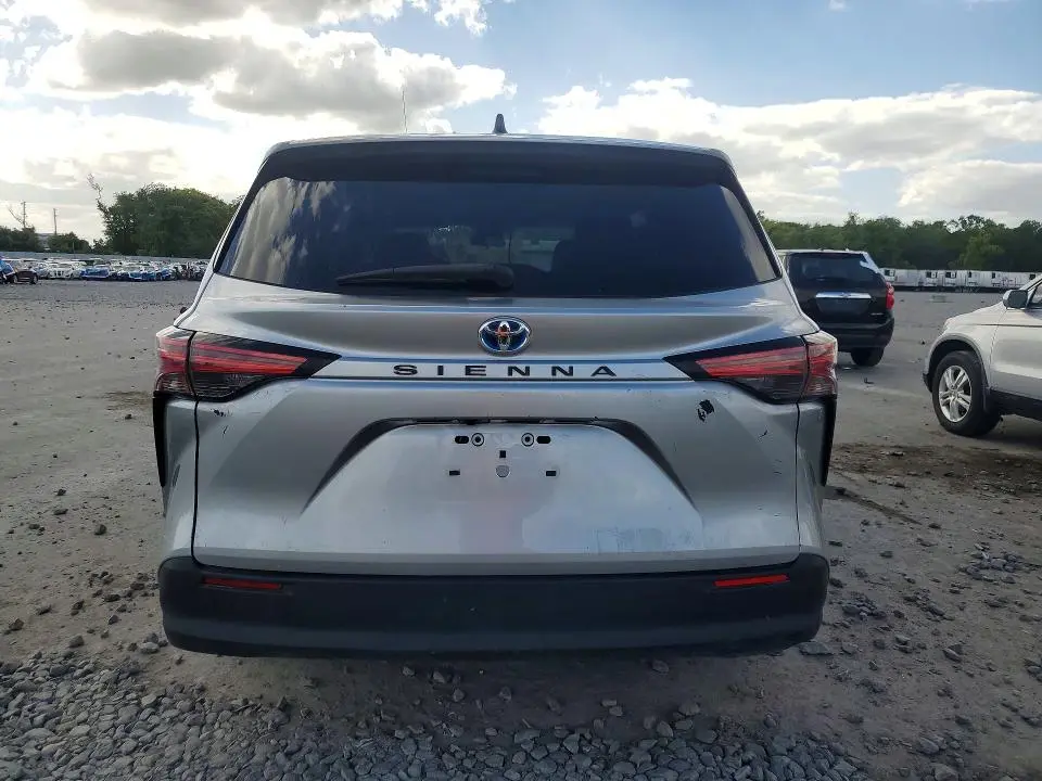 2021 TOYOTA SIENNA LE 8-PASSENGER  