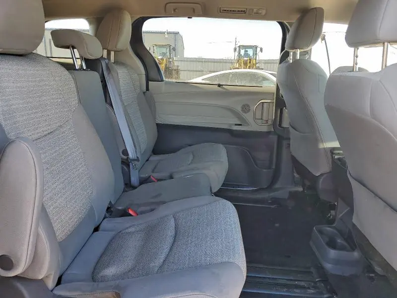 2021 TOYOTA SIENNA LE  