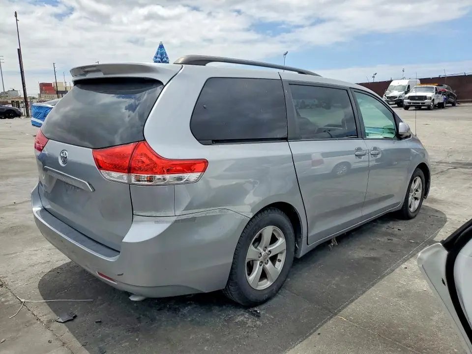 2014 TOYOTA SIENNA LE  