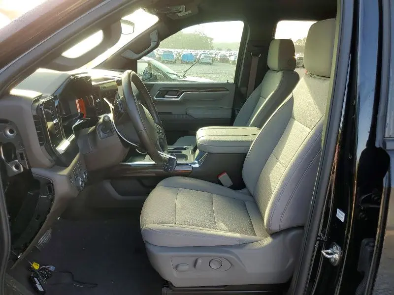 2025 CHEVROLET SILVERADO K1500 LT  