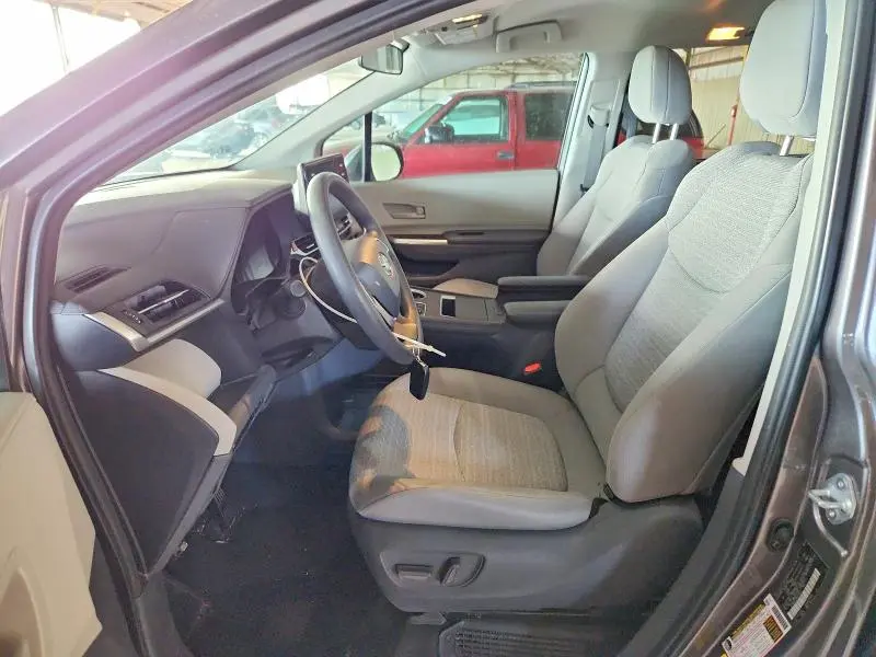 2021 TOYOTA SIENNA LE  