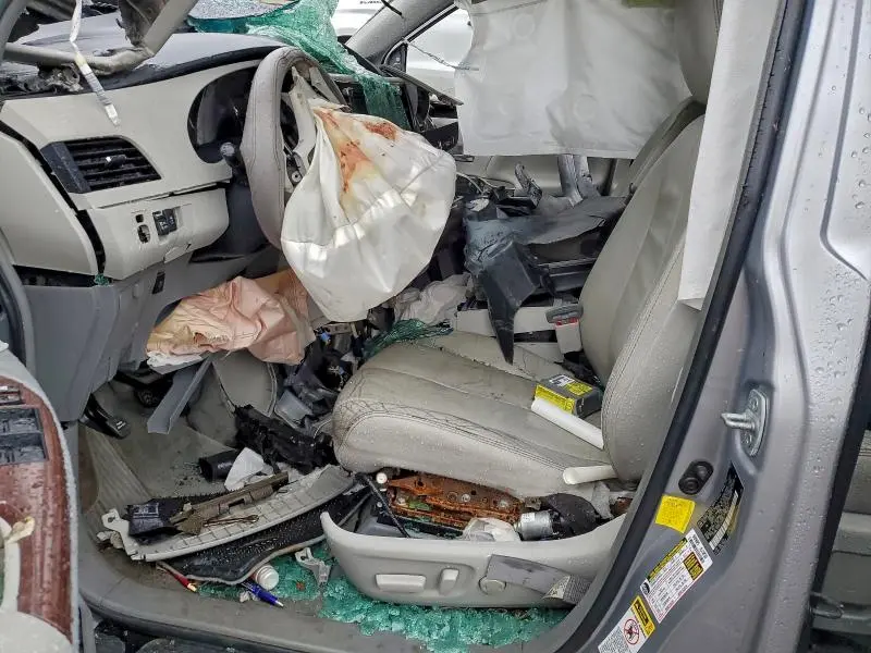 2012 TOYOTA SIENNA XLE  