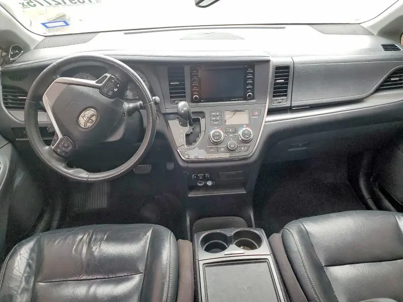 2018 TOYOTA SIENNA SE  