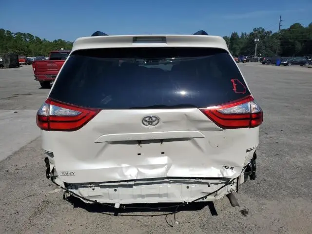 2017 TOYOTA SIENNA XLE  