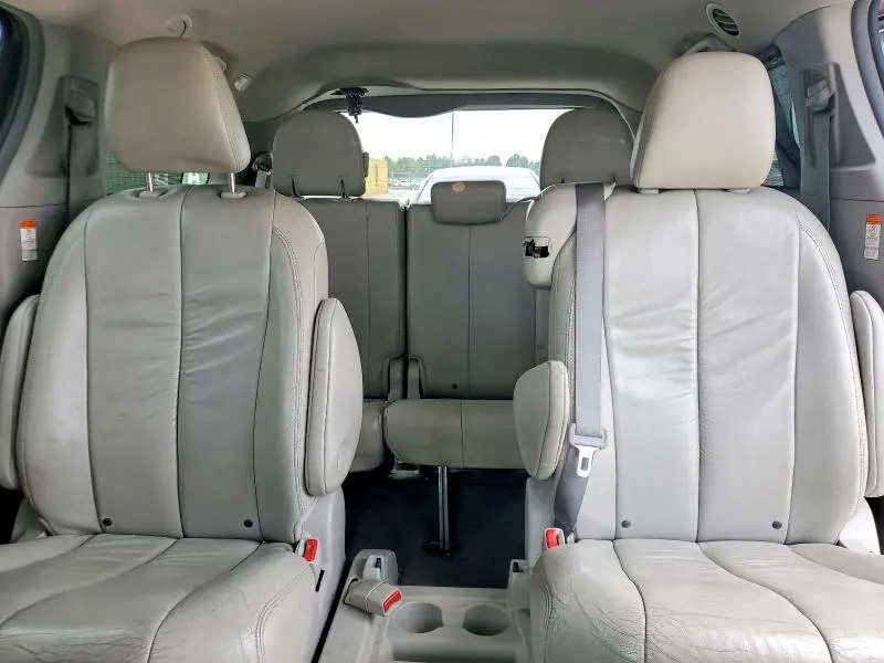 2016 TOYOTA SIENNA LE  