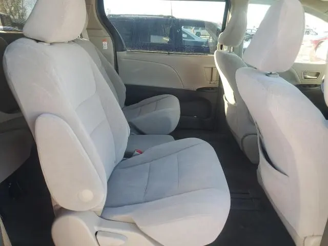 2016 TOYOTA SIENNA LE  