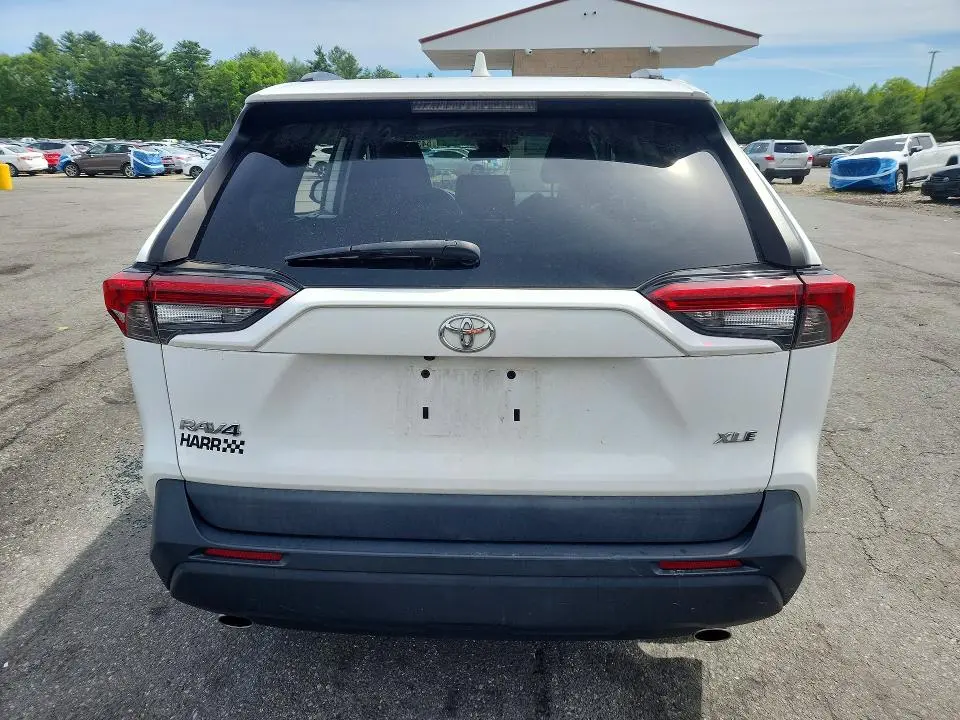 2021 TOYOTA RAV4 XLE  