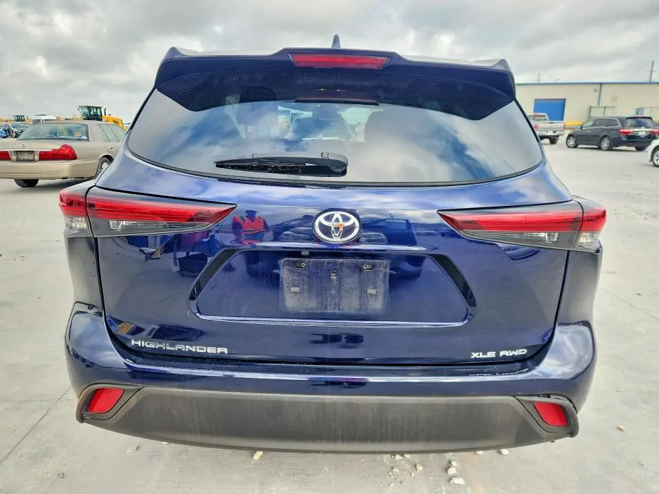 2024 TOYOTA HIGHLANDER XLE  