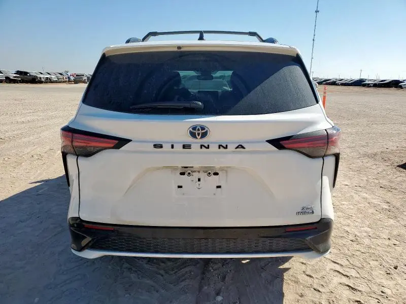 2022 TOYOTA SIENNA XSE  