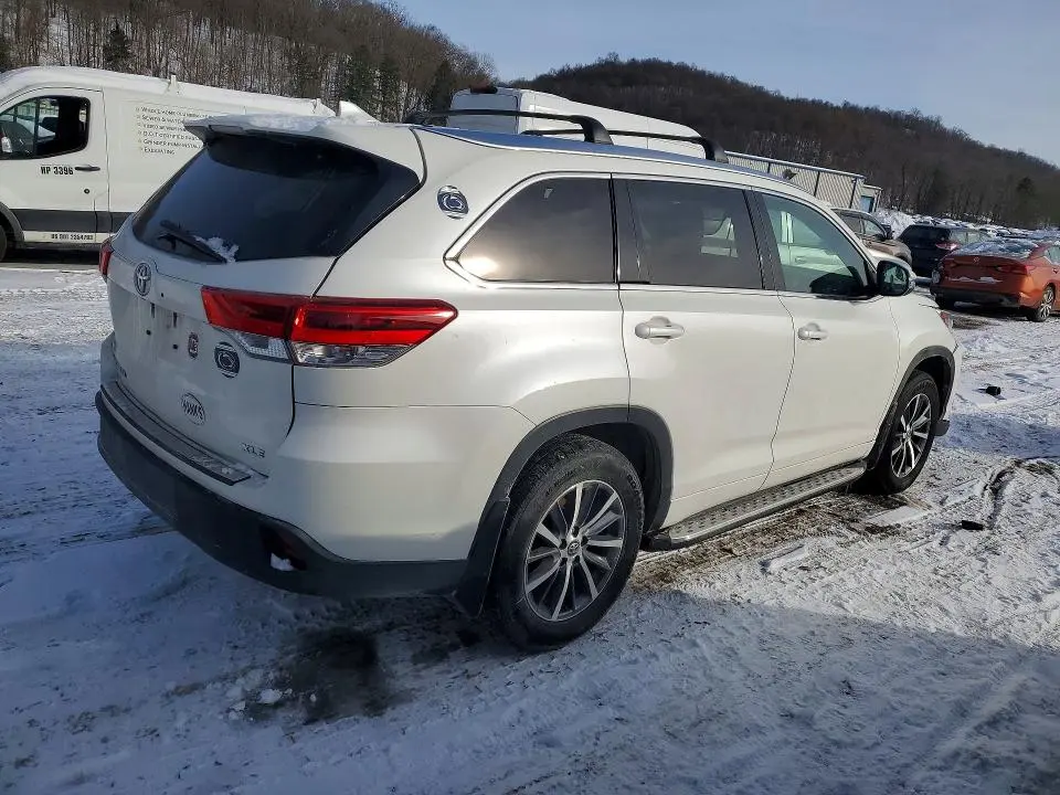 2017 TOYOTA HIGHLANDER SE  