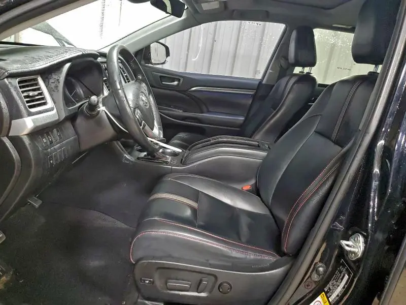 2019 TOYOTA HIGHLANDER SE  