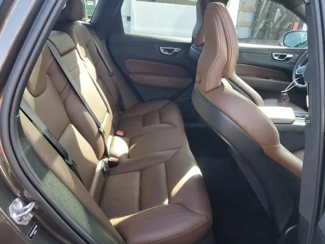 2021 VOLVO XC60 T6 MOMENTUM  