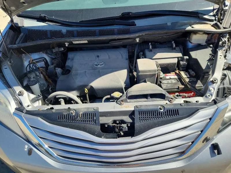 2015 TOYOTA SIENNA LE  