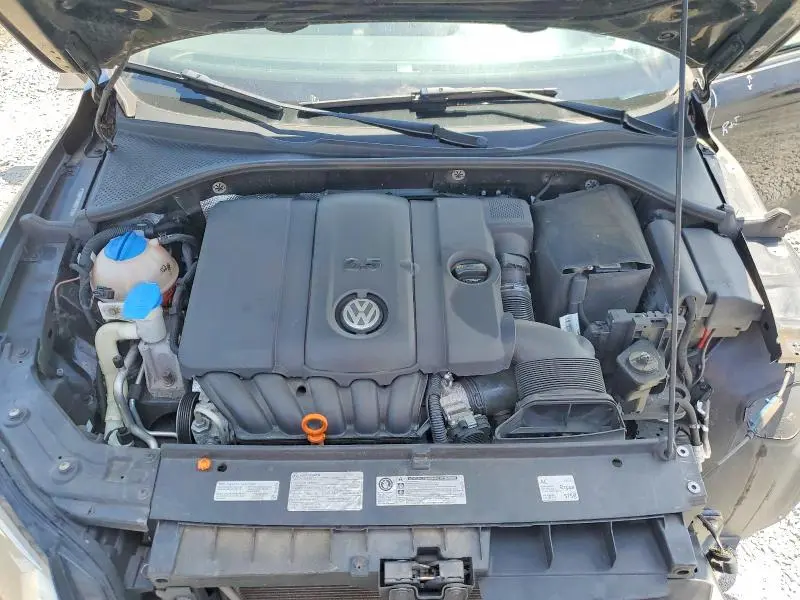 2013 VOLKSWAGEN PASSAT SE  