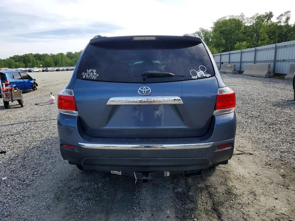 2012 TOYOTA HIGHLANDER SE  