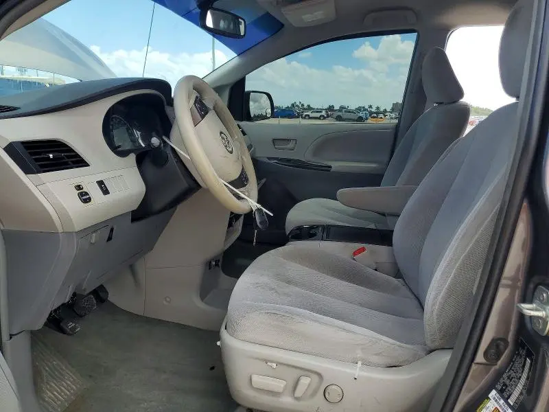 2014 TOYOTA SIENNA LE  