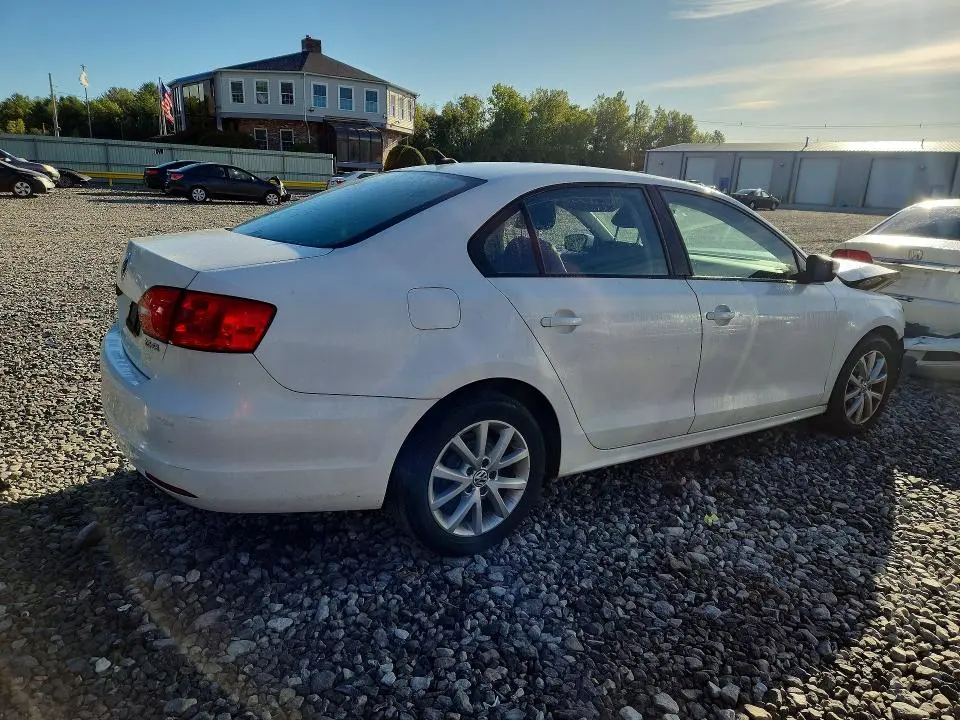 2011 VOLKSWAGEN JETTA SE  
