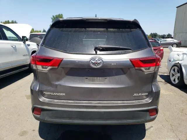 2019 TOYOTA HIGHLANDER SE  