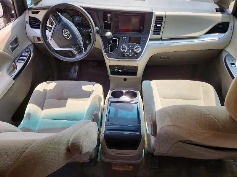 2017 TOYOTA SIENNA LE  