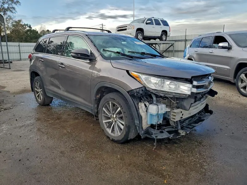 2019 TOYOTA HIGHLANDER SE  