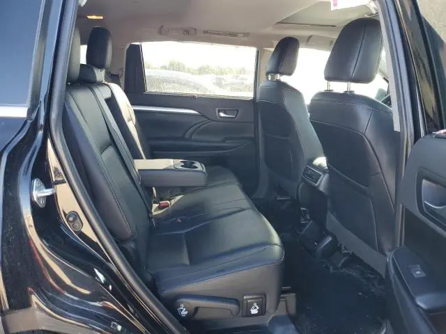 2019 TOYOTA HIGHLANDER SE  