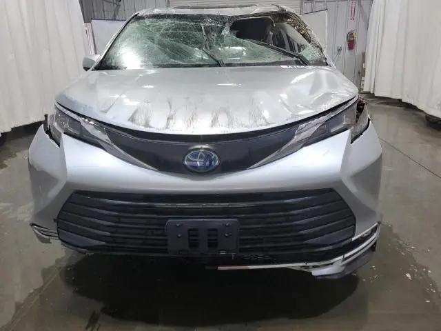 2021 TOYOTA SIENNA XLE  