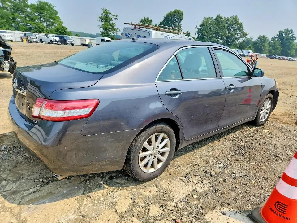 2011 TOYOTA CAMRY XLE V6  