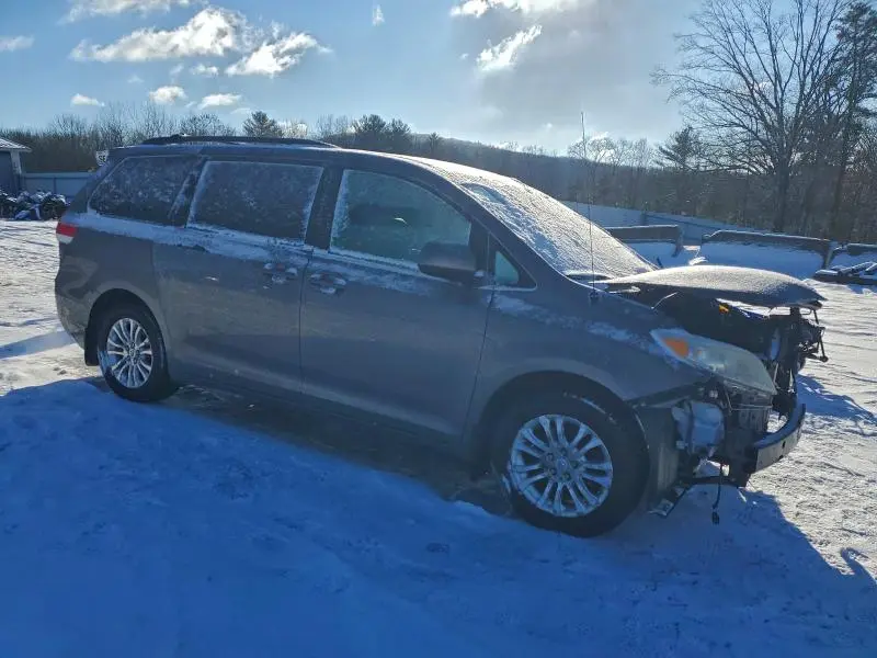 2013 TOYOTA SIENNA XLE  