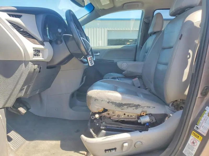 2017 TOYOTA SIENNA XLE PREMIUM 8-PASSENGER  