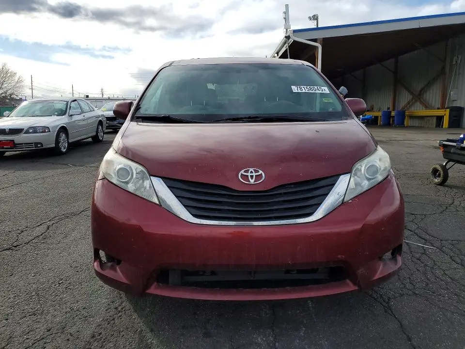 2013 TOYOTA SIENNA LE  