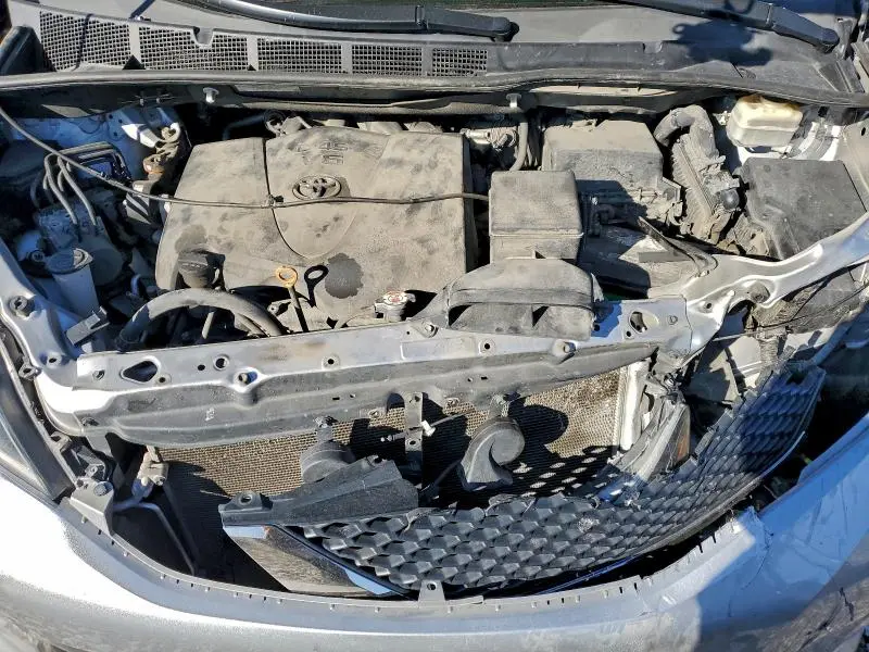 2017 TOYOTA SIENNA SE  