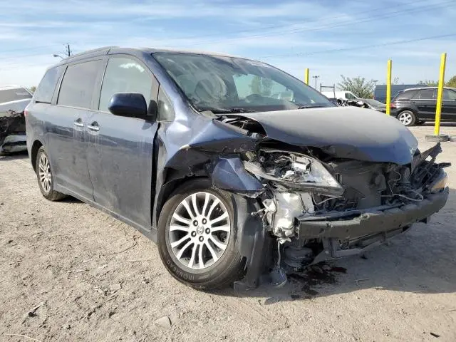 2020 TOYOTA SIENNA XLE  