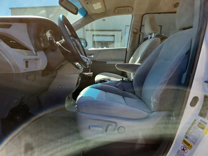 2017 TOYOTA SIENNA LE  