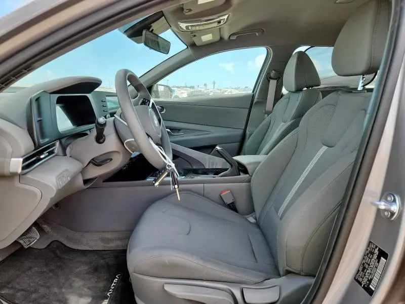 2025 HYUNDAI ELANTRA SE  