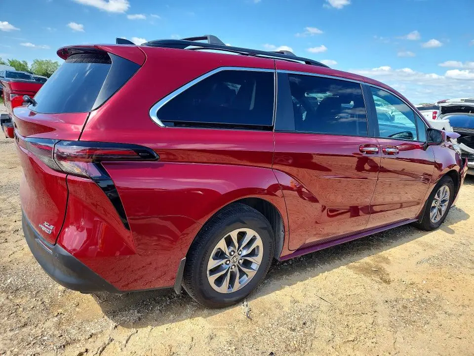 2023 TOYOTA SIENNA XLE  
