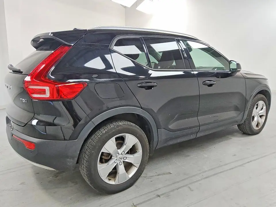 2022 VOLVO XC40 T5 MOMENTUM  
