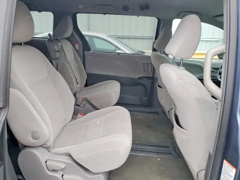 2015 TOYOTA SIENNA LE  