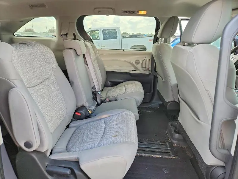 2022 TOYOTA SIENNA LE  