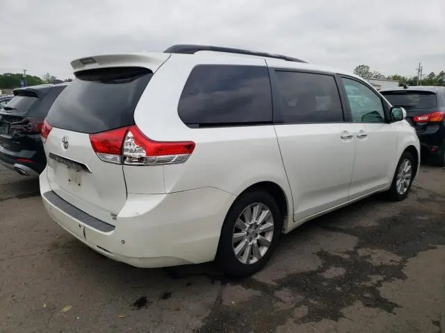 2013 TOYOTA SIENNA XLE  
