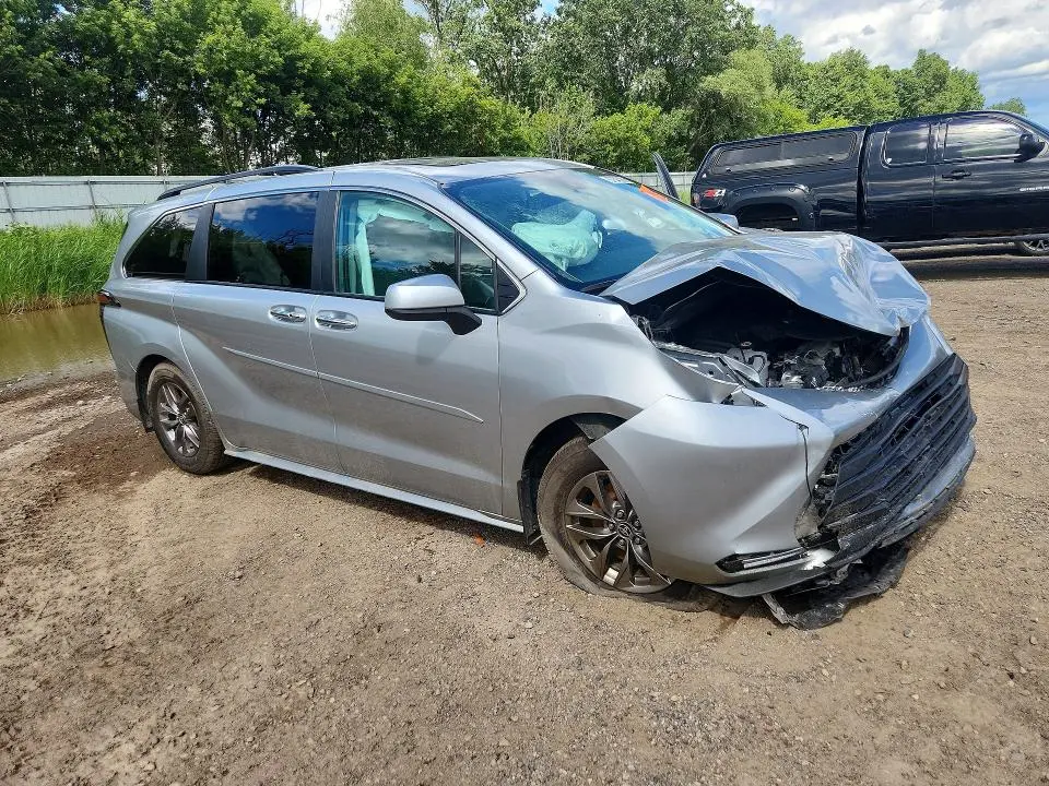 2023 TOYOTA SIENNA XLE  