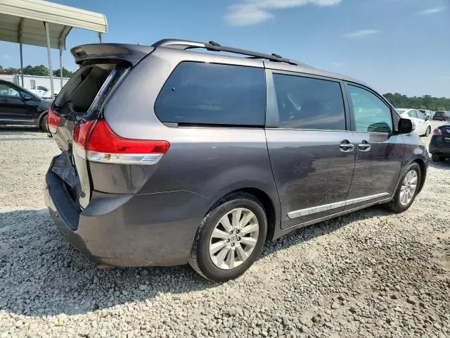2013 TOYOTA SIENNA XLE  